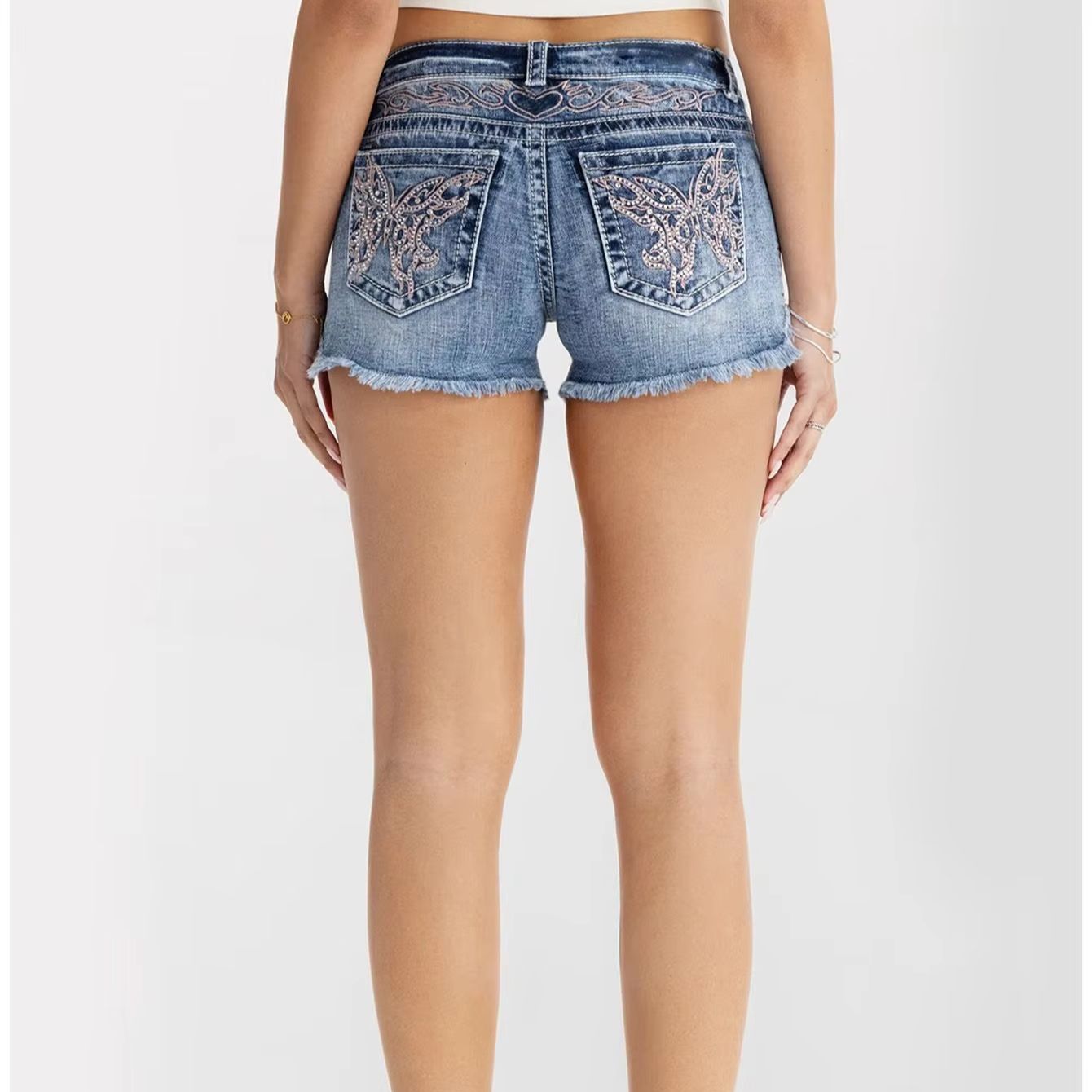 Denim Shorts Women - ملابس نسائية: شورتات جينز نسائية بتصميم